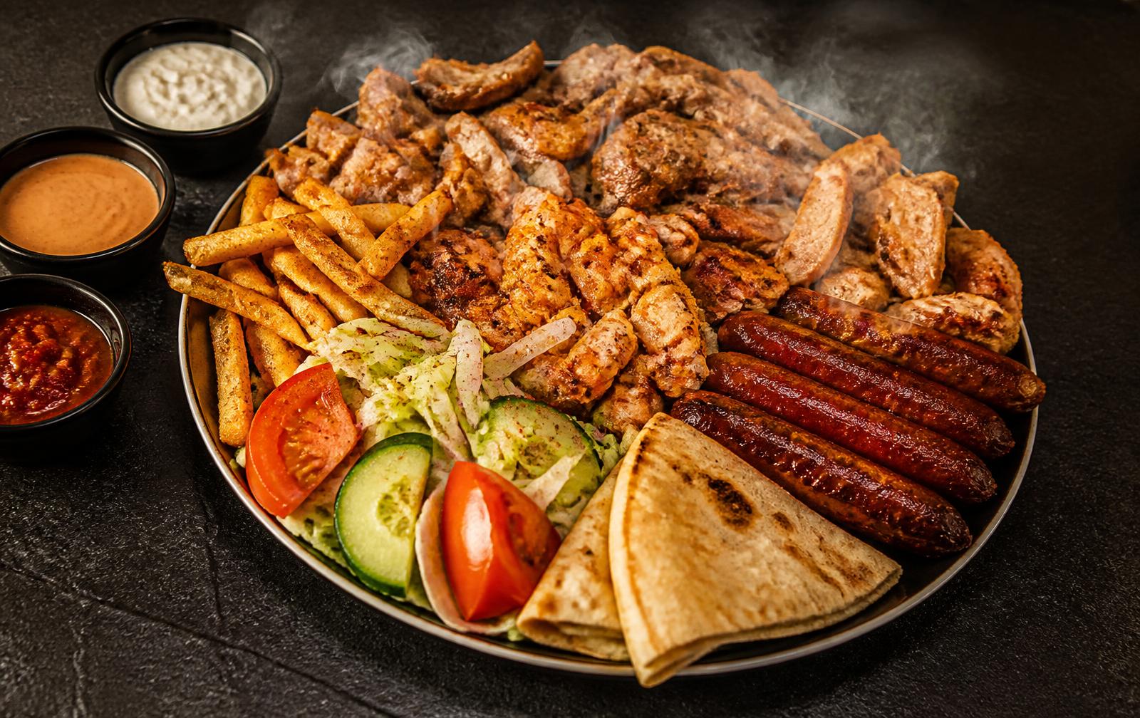 Meatpoint Mix met drie vleessoorten, salade, patat en pita's